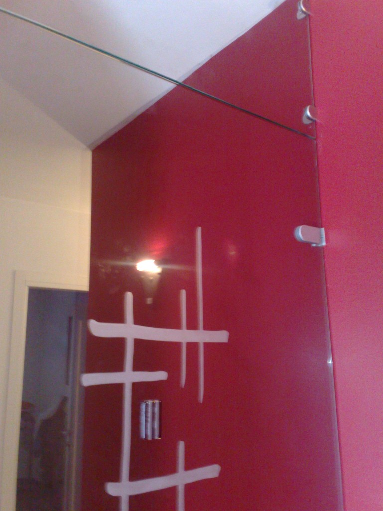 Porte in vetro , porte vetro , porte tuttovetro , porte scorrevoli in vetro , porte vetro scorrevoli, paraschizzi cucina, paraschizzi in vetro ,porte in vetro colorate , porte vetro colorate
